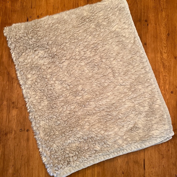 Pottery Barn Faux Fur Throw - 50x60 - Picture 4 of 10